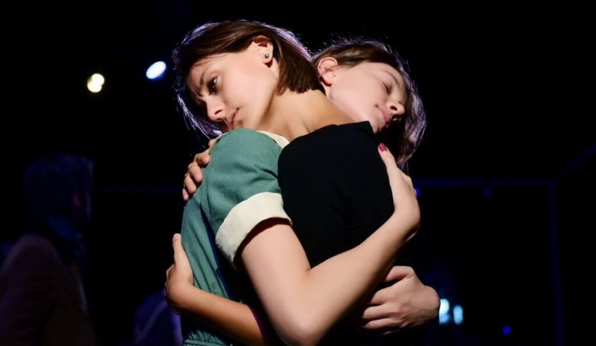 Dogville: Versus Tiyatro’nun Sezona İmzası Dogville: Versus Tiyatro’nun Sezona İmzası